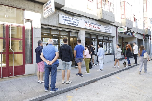 Estudiantes hacen cola ante una inmobiliaria de Santiago