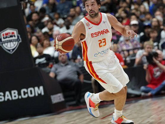 Sergio Llull disputa un partido con la selección española de baloncesto.