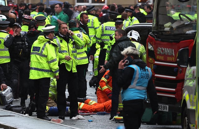 Royaume-Uni: une voiture fonce dans la foule lors du défilé après la victoire du Liverpool FC