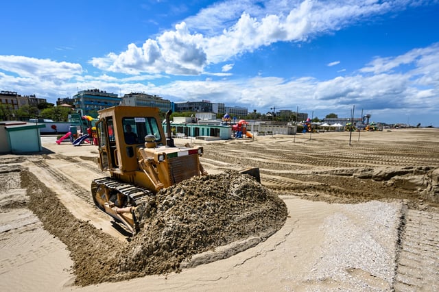 Selon le président de la coopérative des sauveteurs locaux, les travaux de nivellement des dunes étaient terminés depuis des semaines.