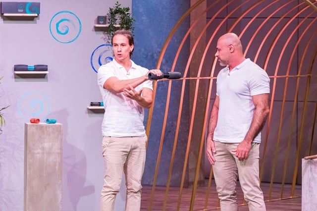 Adrian Göldner (l.) und Fovad Karimi präsentieren den Unterarm- und Handgelenktrainer Reflexit. Sie erhoffen sich ein Investment von 150.000 Euro für 12,5 Prozent der Firmenanteile. +++ Die Verwendung des sendungsbezogenen Materials ist nur mit dem Hinweis und Verlinkung auf RTL+ gestattet. +++