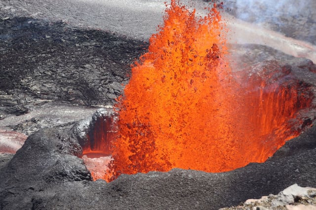Researchers from Göttingen found tiny traces of the precious metal ruthenium with an anomalous isotopic composition in lavas from Hawaii. The new findings prove that the Earth’s core is leaking metallic material, including gold and other precious metals.