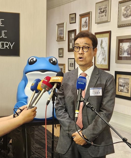 Kook Dong-kyun, president of Hitejinro Philippines, Inc., answers questions from broadcasting companies during a press event at Admiral Hotel Manila MGallery in Manila on May 21, 2025. (Yonhap)
