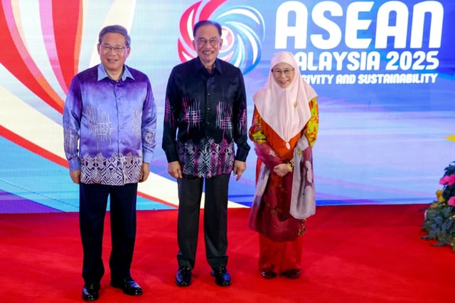 Le Premier ministre malaisien Anwar Ibrahim (au centre), son épousde Wan Azizah Wan Ismail et le Premier ministre chinois Li Qiang, le 26 mai 2025 au sommet de l'Asean à Kuala Lumpur