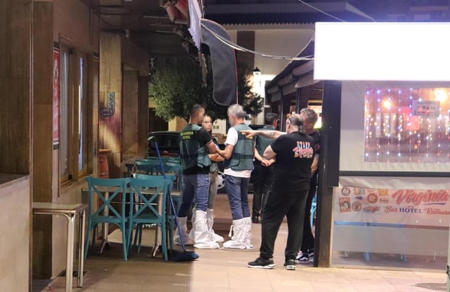 Agentes de la Guardia Civil en el restaurante de Favara donde se ha producido el crimen