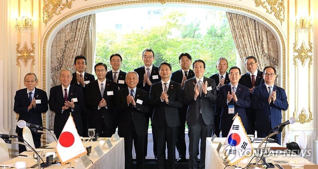 South Korean Industry Minister Ahn Duk-geun (4th from R, front row) poses for a photo with South Korean and Japanese business leaders during their meeting at a hotel in Seoul on May 26, 2025, one day before they hold the 57th South Korea-Japan Business Conference. (Yonhap)