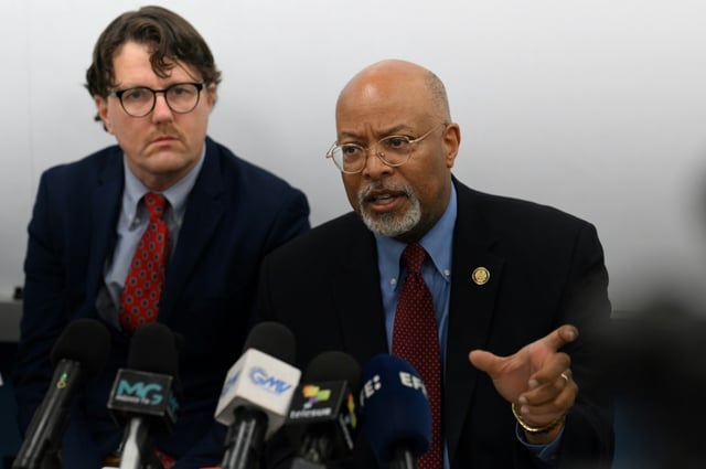 Glenn Ivey (R) is the sixth US Democratic lawmaker to visit El Salvador in an effort to secure the return to the United States of Kilmar Abrego Garcia