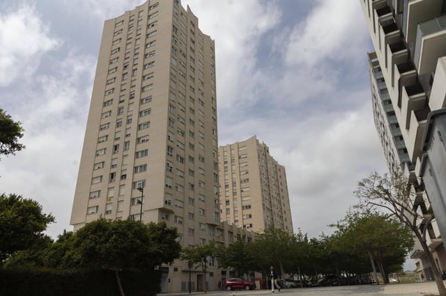 Edificio de la Torre que va a comprar el Ayuntamiento de València a 67.000 euros el piso.