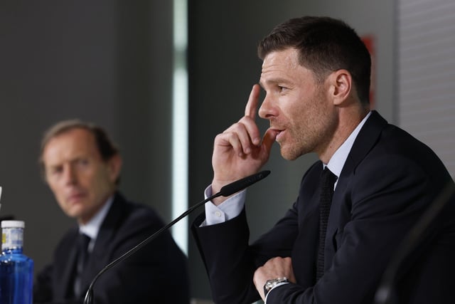 El nuevo entrenador del Real Madrid Xabi Alonso, acompañado por el responsable de Relaciones Institucionales del club, Emilio Butragueño, durante su presentación en Valdebebas