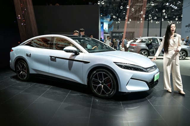 Une voiture BYD Han L électrique, le 23 avril 2025 au salon de l'automobile de Shanghai