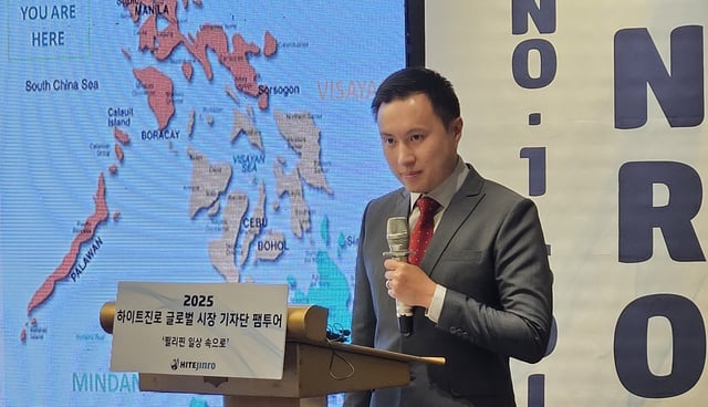 In this photo taken May 21, 2025, and provided by Hitejinro, Robin Derrick Co Chua, managing director of Premier Wine & Spirits Inc. (PWSI), speaks about the Philippine liquor market outlook during a press event at Admiral Hotel Manila MGallery in Manila. (PHOTO NOT FOR SALE) (Yonhap)
