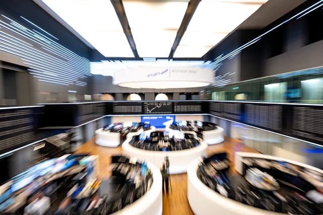 Blick in den Handelssaal der Frankfurter Börse. Auf einer Anzeigetafel wird die Kurve des deutschen Aktienindex (DAX) dargestellt. Erstmals in seiner Geschichte kletterte der DAX über die Marke von 24.000 Punkten. Foto: Eibner-Pressefoto/Florian Wiegand