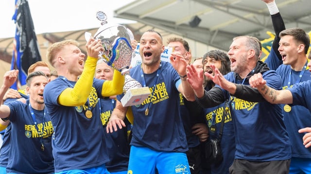 Stefan Maderer, 9, 1. FC Lokomotive Leipzig, Djamal Ziane, 13, 1. FC Lokomotive Leipzig, and Head coach Jochen Seitz.