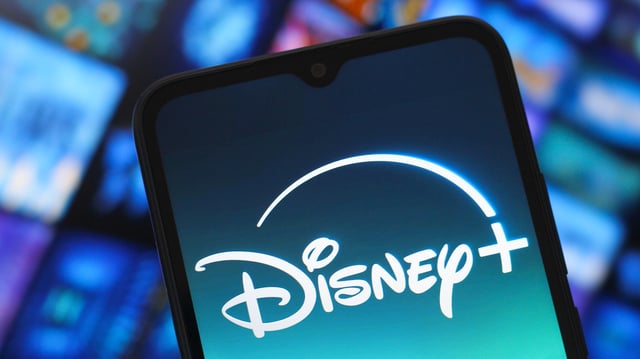 Logo von Disney+ auf einem Smartphone