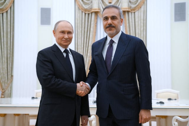 Russian President Vladimir Putin and Turkish Foreign Minister Hakan Fidan shake hands as they pose for photos before a meeting at the Kremlin in Moscow, Russia May 26, 2025. Sputnik/Alexey Maishev/Pool via REUTERS ATTENTION EDITORS - THIS IMAGE WAS PROVIDED BY A THIRD PARTY.