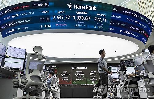 Officials work at a dealing room of Hana Bank in Seoul on May 27, 2025. (Yonhap)