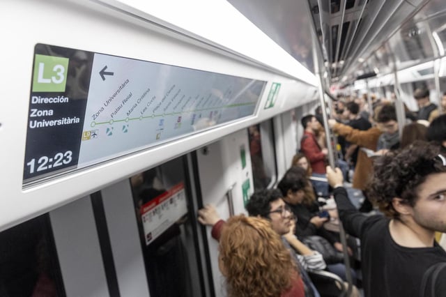 Interior de un tren de la L3 del metro de Barcelona