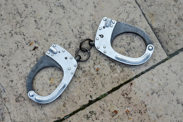 Bei Durchsuchungen wegen Abrechnungsbetrugs im Gesundheitswesen in Millionenhöhe in Nordrhein-Westfalen haben Ermittler drei Menschen festgenommen. Der Schaden liege bei mindestens sieben Millionen Euro, teilte die Polizei in Köln mit.