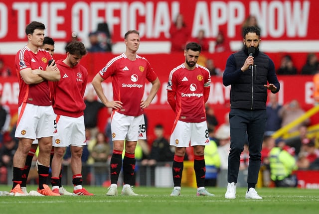 Soccer Football - Premier League - Manchester United v Aston Villa - Old Trafford, Manchester, Britain - May 25, 2025 Manchester United manager Ruben Amorim talks to the fans after the match as Harry Maguire, Jonny Evans and Bruno Fernandes look on REUTERS/Chris Radburn/File Photo