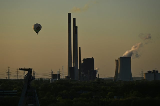Der Energieverbrauch ist in den ersten drei Monaten des Jahres stark gestiegen. Die Arbeitsgemeinschaft Energiebilanzen bezifferte den Primärenergieverbrauch nach vorläufigen Berechnungen auf 3151 Petajoule - 5,5 Prozent mehr als im Vorjahr