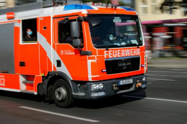 Zwei zehnjährige Kinder haben in Thüringen ein Auto angezündet. Sie setzten beim Zündeln die Rückleuchte des geparkten Fahrzeugs in Zeulenroda-Triebes in Brand, wie die Polizei in Gera mitteilte. Dass Auto brannte komplett aus.