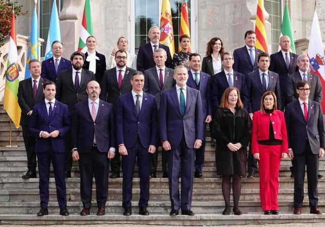 El presidente del Gobierno, Pedro Sánchez y el Rey, Felipe VI, en el centro de la imagen durante la foto de familia a su llegada a la XXVII Conferencia de Presidentes, en el Palacio de la Magdalena, a 13 de diciembre de 2024, en Santander
