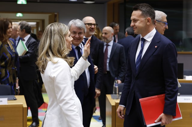 Polish Minister for the European Union Adam Szlapka, right, speaks with Sweden's Minister for European Union Affairs Jessica Rosencrantz during a meeting of the general affairs ministers at the European Council building in Brussels, Tuesday, May 27, 2025. (AP Photo/Omar Havana)