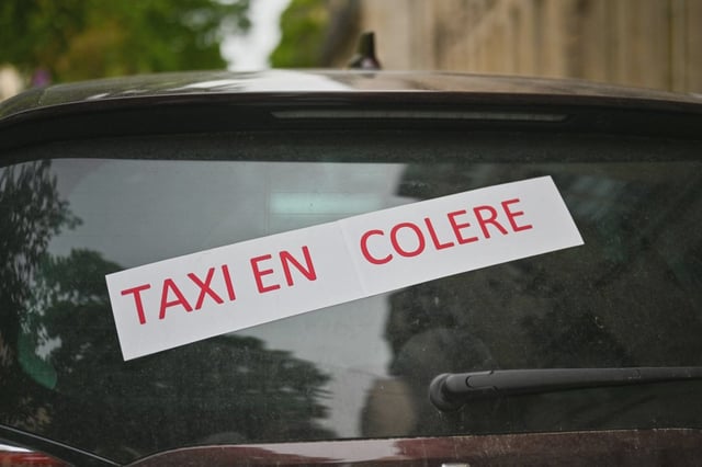 Alors que la réforme du transport sanitaire mobilise les taxis, le procès de l'une de leur consœur s'ouvre ce 27 mai à Draguignan, dans le Var.