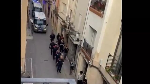 Agentes de los Mossos d'Esquadra acompañan a doce jóvenes al centro de menores donde residen en Piera