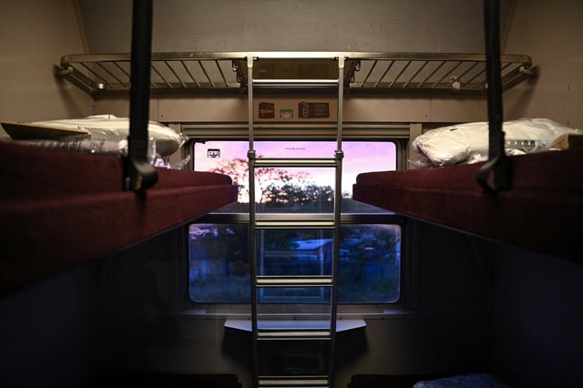 En phase de rénovation, les 129 voitures couchettes de la SNCF ne suffisent pas à répondre à l’appétence des voyageurs pour le train de nuit.