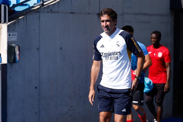 Archivo - El técnico y exfutbolista Raúl González Blanco, al frente del Real Madrid Castilla.