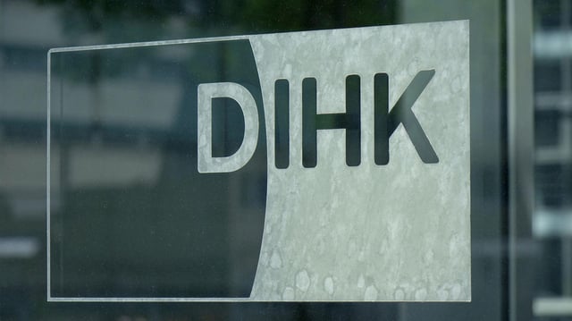 Ein Logo des DIHK befindet sich am Haus der Deutschen Wirtschaft in Berlin.