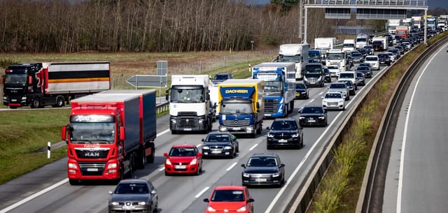 Ein mehrere Kilometer langer Stau hat sich auf der Autobahn A7 zwischen Hamburg und Flensburg gebildet (Archivbild)