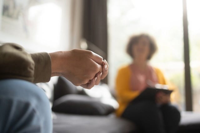 Las mujeres sufren más depresión que los hombres.