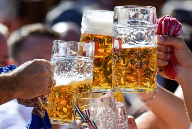 Die Maß Bier auf dem Oktoberfest kostet in diesem Jahr bis zu 15,80 Euro. Wie die Stadt München mitteilte, erhöht sich der Bierpreis im Vergleich zur zurückliegenden Wiesn um 3,52 Prozent. Die Preisspanne werde zwischen 14,50 und 15,80 Euro liegen.