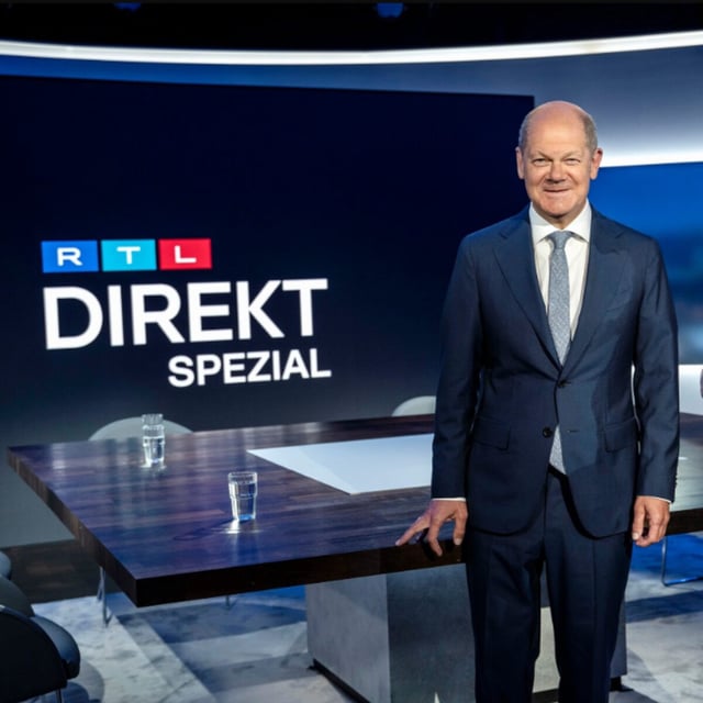 Moderatorin Pinar Atalay begrüßt den damaligen Bundeskanzler Olaf Scholz (SPD) bei "RTL Direkt".