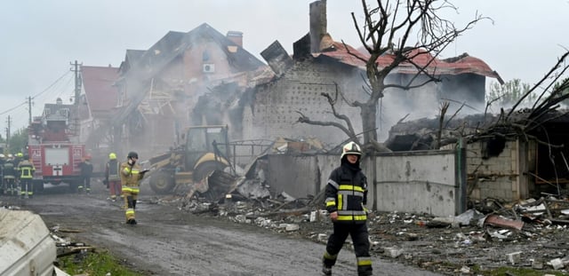 Des pompiers sur les lieux d'une attaque russe qui a endommagé des maisons près de Kiev, en Ukraine, le 25 mai 2025