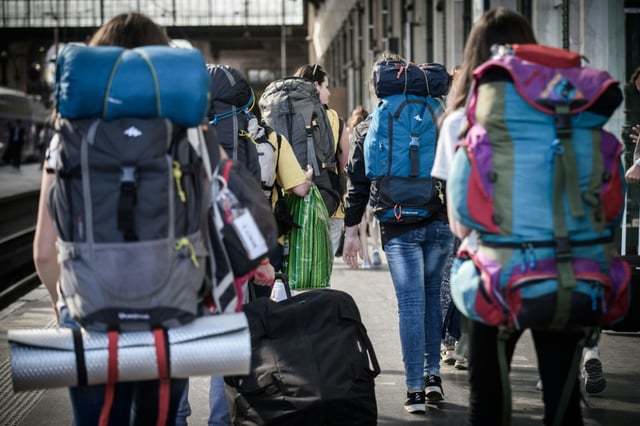 Knapp 36.000 junge Erwachsene können in den kommenden Monaten auf Kosten der EU-Kommission mit dem Zug durch Europa reisen. Brüssel vergab die Zugtickets an 18-Jährige aus den EU-Ländern, Island, Liechtenstein, Norwegen, Nordmazedonien, Serbien und der Türkei.