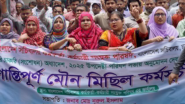 Civil officials protest inside the Secretariat building in Dhaka on May 25, 2025, demanding the repeal of a government order giving it greater power to sack employees for disciplinary breaches. Splits between Bangladesh's national tax authority and the interim government over new rules escalated May 25, extending a two week long strike that has reportedly resulted in millions of dollars of taxes go uncollected. (Photo by AFP)