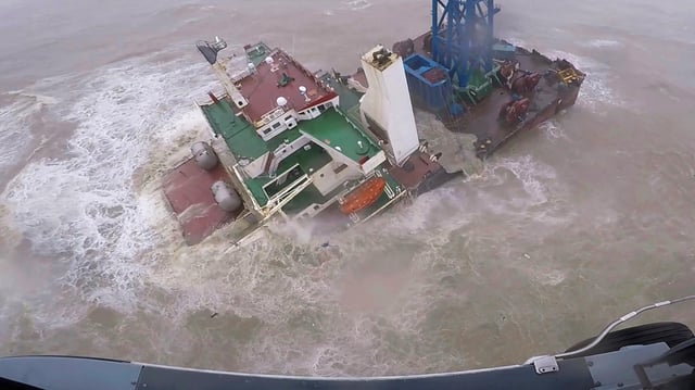 Sinkendes Schiff im Südchinesischen Meer.