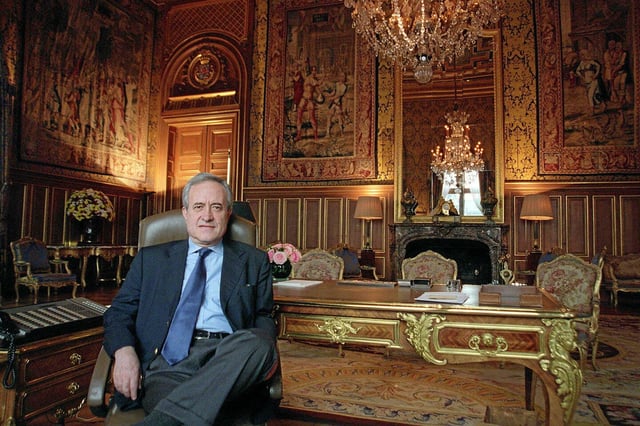 Jean Tiberi dans son bureau, lors de son dernier jour comme maire de Paris.
