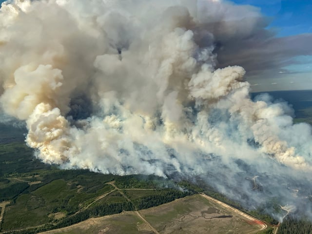 Smoke rises from wildfire SWF076, which has prompted a one-hour evacuation notice for the nearby town of Swan Hills, Alberta, Canada in an aerial photograph May 25, 2025.  Alberta Wildfire/Handout via REUTERS.  THIS IMAGE HAS BEEN SUPPLIED BY A THIRD PARTY