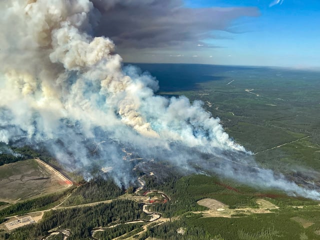 Smoke rises from wildfire SWF076, which has prompted a one-hour evacuation notice for the nearby town of Swan Hills, Alberta, Canada in an aerial photograph May 25, 2025.  Alberta Wildfire/Handout via REUTERS.  THIS IMAGE HAS BEEN SUPPLIED BY A THIRD PARTY
