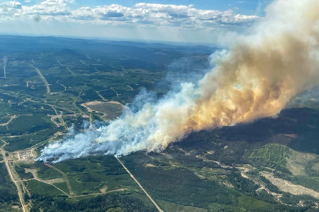 Smoke rises from wildfire SWF076, which has prompted a one-hour evacuation notice for the nearby town of Swan Hills, Alberta, Canada in an aerial photograph May 25, 2025.  Alberta Wildfire/Handout via REUTERS.  THIS IMAGE HAS BEEN SUPPLIED BY A THIRD PARTY