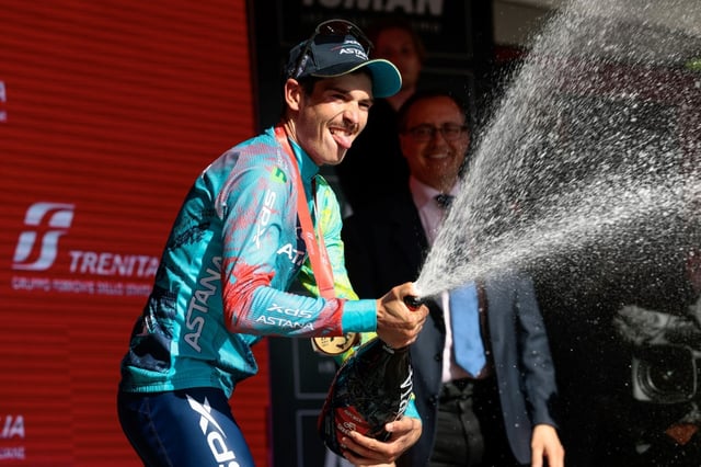 Le coureur d'Astana Christian Scaroni arrose sa victoire d'étape sur le Giro, le 27 mai 2025 à San Valentino
