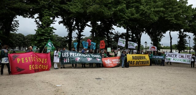 Des opposants à la proposition de loi dite "Duplomb", contraire selon eux aux attentes des agriculteurs et des citoyens, manifestent le 27 mai 2025 à Paris, près de l'Assemblée nationale