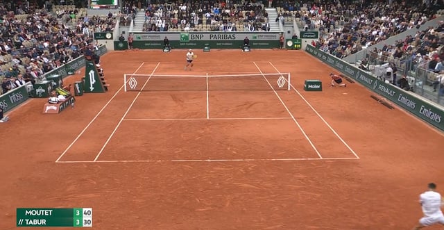 Perdu dans le coin droit du court, Corentin Moutet ajuste Clément Tabur au filet grâce à un magistral coup droit.