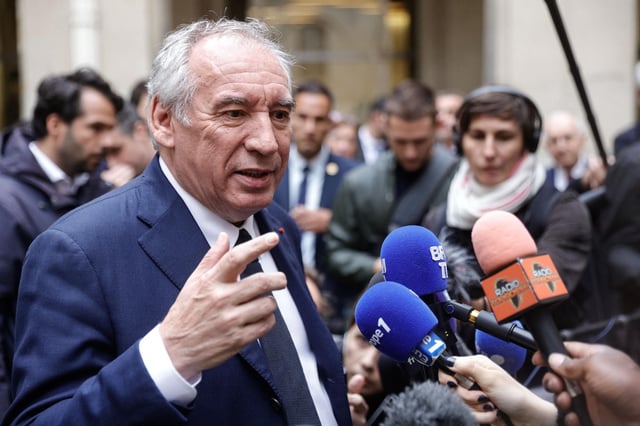 François Bayrou après une réunion avec les représentants des chauffeurs de taxi au ministère des transports, à Paris le 24 mai.