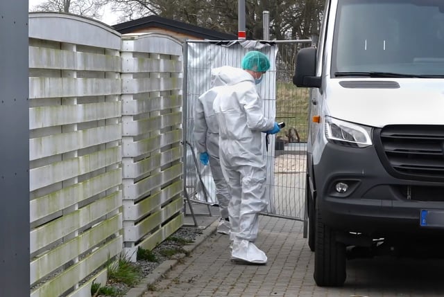 Ermittler arbeiten an einem abgesperrten Bereich eines Wohnhauses in Noer.