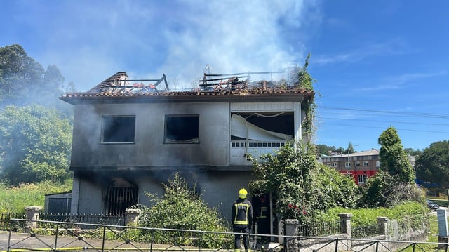 La vivienda incendiada, situada en la rotonda de la avenida de Lugo.